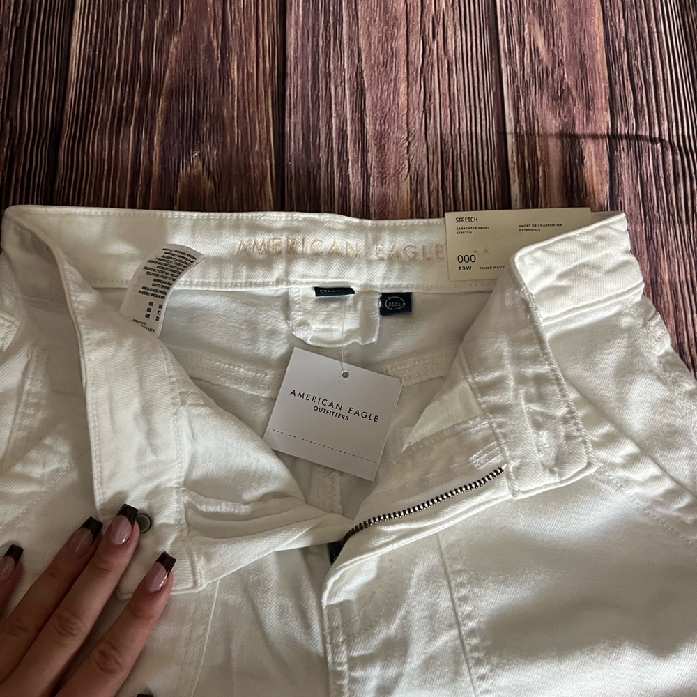 Women’s American Eagle Outfitters White Cargo Shorts - Picture 3 of 3